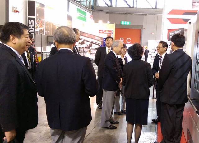 2015米蘭EMO展，FANUC 執行長稻葉善治(Yoshiharu Inaba)參觀國合科技公司展位