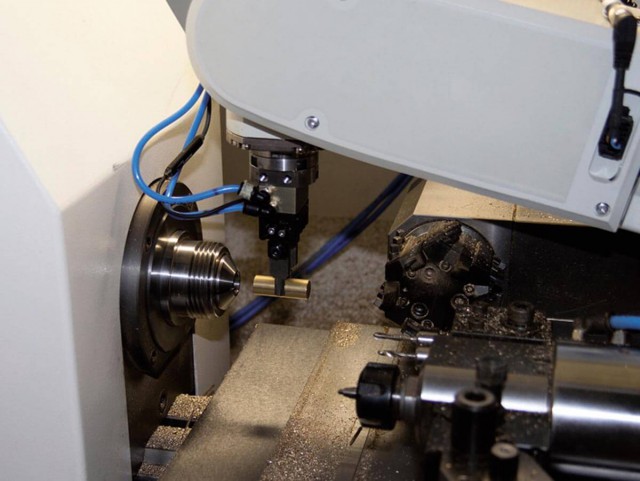 機動型夾持系統:依照加工應用，選擇筒夾或夾頭