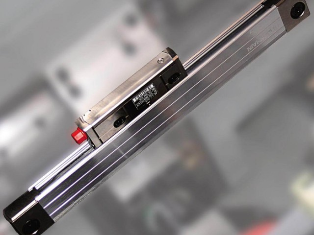 Glass scales on all linear axis