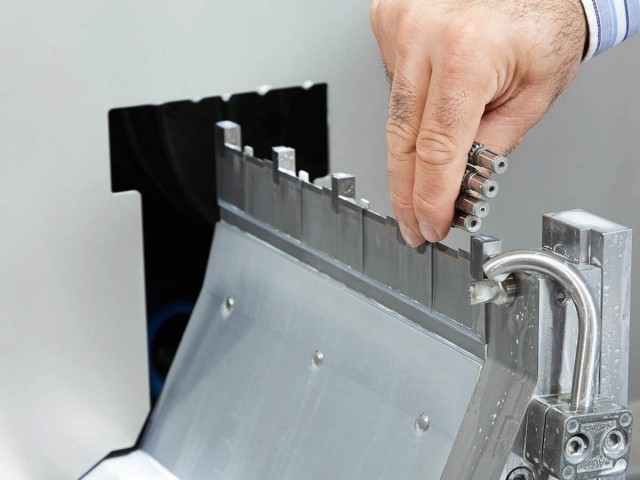 Manual loading/unloading. Safe in accordance with CE regulations.